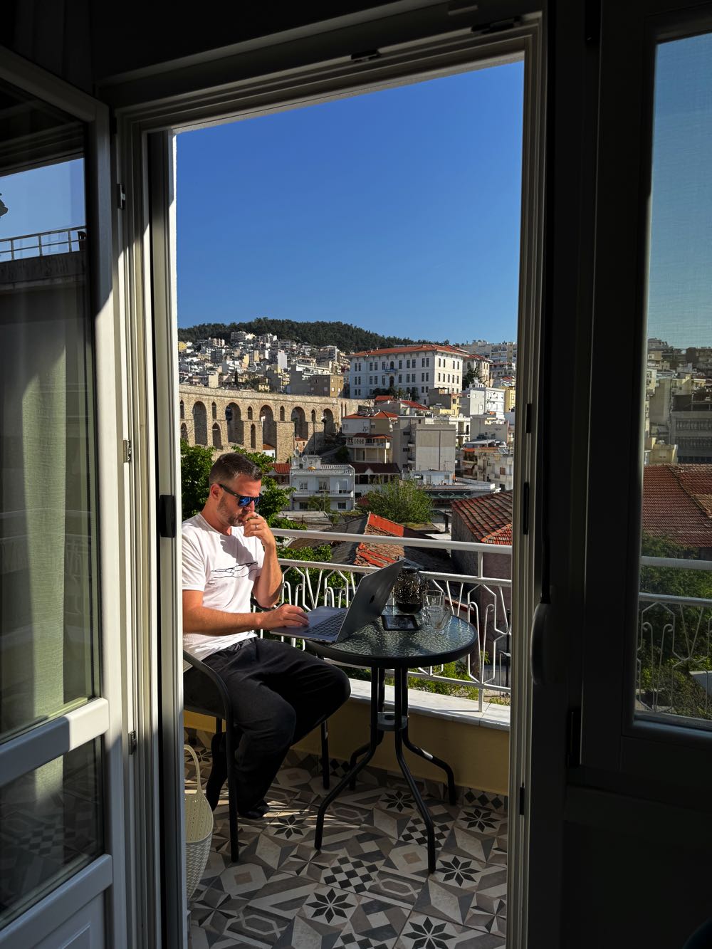 nick-laptop-kavala.HEIC.jpg